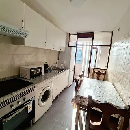 Big 4-bedroom With 2 Full Bathrooms In Area * Oporto